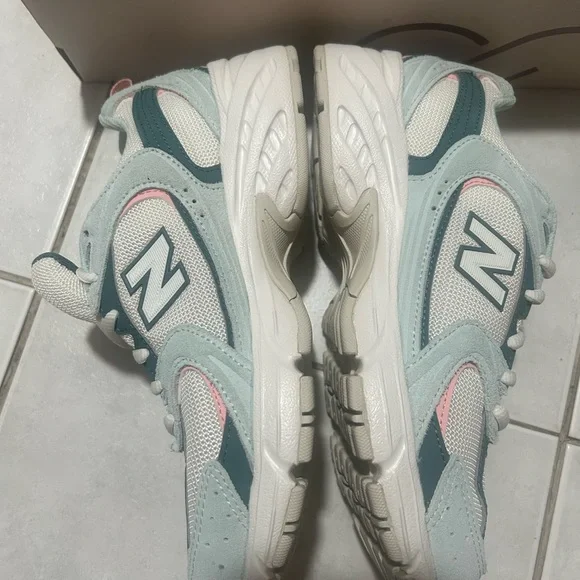 New Balance & CALIA Women's
530 Sneakers - Picture 3 of 7